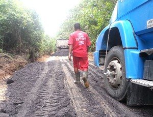 Funcionários tentam arrumar estrada pouco antes da passagem do ônibus (Foto: Edgard Maciel)